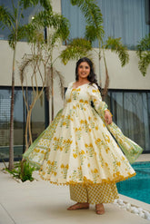 *BEAUTIFUL COTTON PRINTED ANARKALI KURTI WITH BOTTOM 
BEAUTIFUL FRONT BUTTONS AND PUMPUM LACE ON KURTI.
BEAUTIFUL MALMAL PRINTED DUPATTA.
2.25 METER.